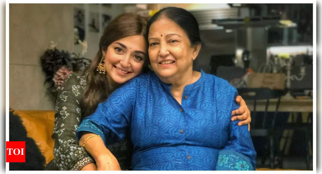 Monali Thakur pens a heartfelt note after her mother passes away: ‘I hope you know i am the proudest daughter…’ |