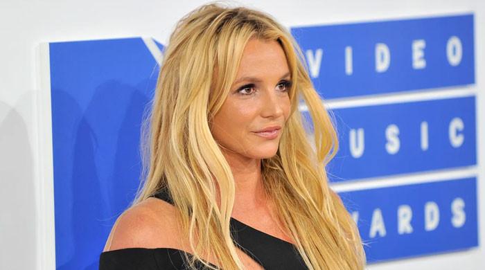 Britney Spears shows off leg injury in recent video
